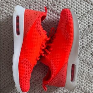 Nike Air Max Tavas SE Gym Shoes 9